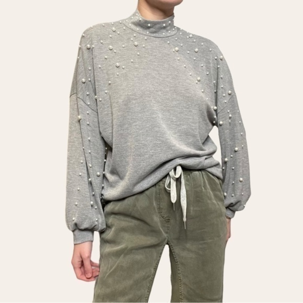 Bloggers Boutique Pearl Detailed Grey Top 💕